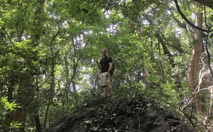 Ein Mann erforscht versteckte Dschungel Sri Lanka