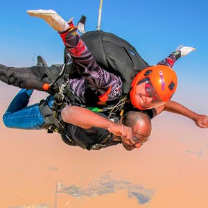 Fallschirmspringen in Dubai - eine Sturzzone in der Wüste