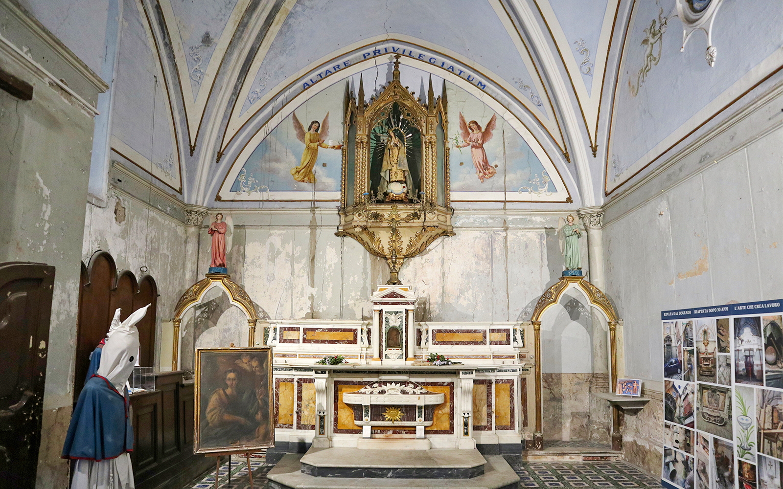 Das Innere der Kirche von Santa Lucella