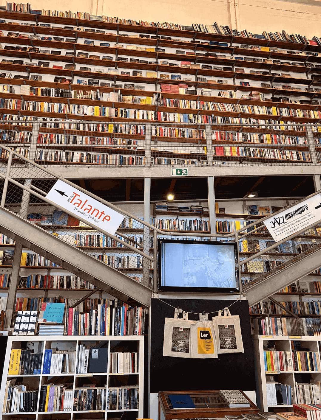 Besuch einer Buchhandlung in Portugal