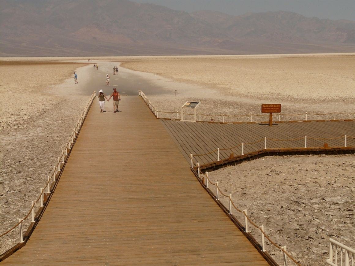 Der Badwater Basin Salt Flats Trail ist eine fröhliche und einfache Kampagne im Nationalpark des Death Valley