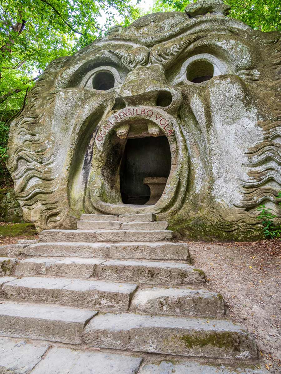 Bomarzo, Italien - 23. Juni 2021 - Statue im Park der Bogomarz o-Monster, auch als heiliger Hain bezeichnet. Maniergarten in Lazio, Italien