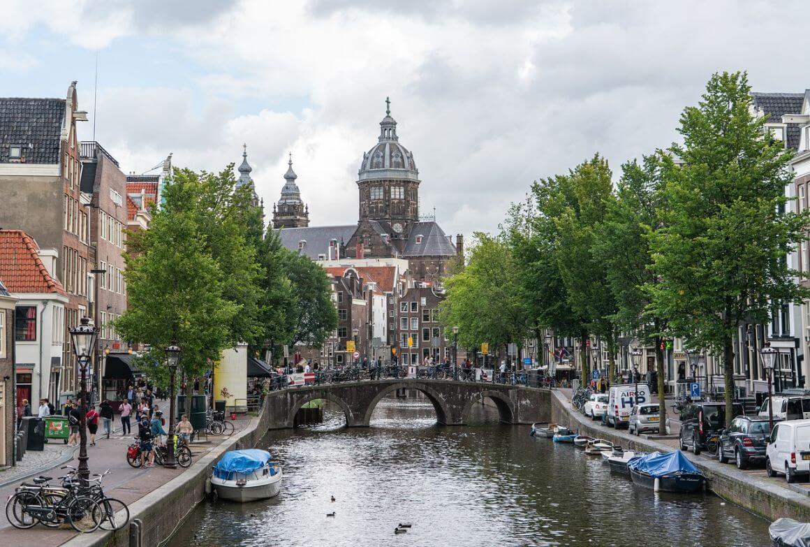 Boote und Fahrräder durch Amsterdamkanäle