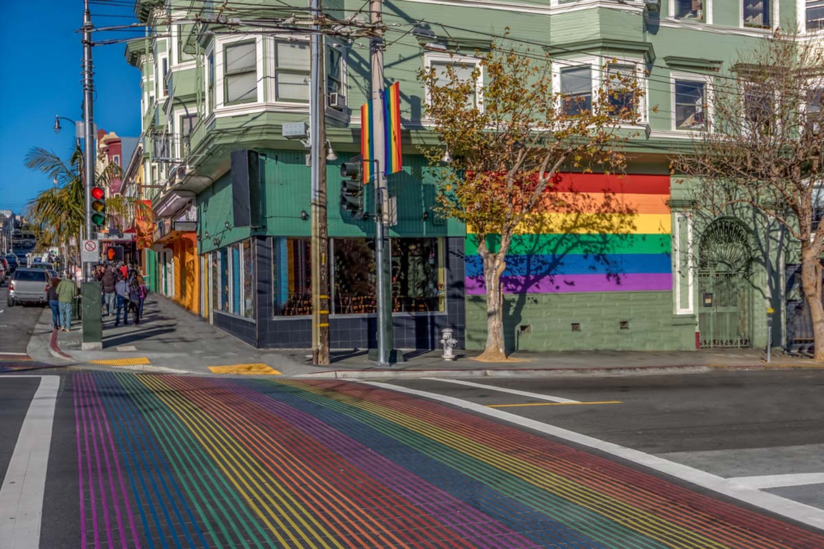 Regenbogen-Zebrastreifen im Castro District - San Francisco, Kalifornien, USA