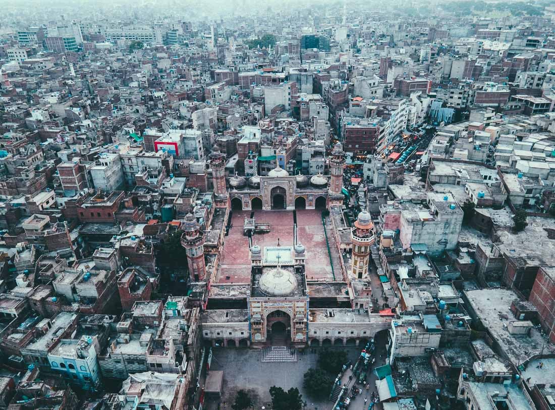Moschee Vazir Khan in Lahore, aus der Drohne entfernt