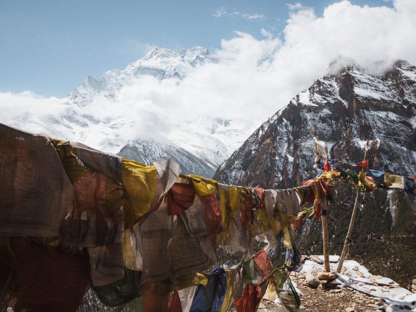 Tibetische Gebetsflaggen während des Trekkings entlang der Strecke Annapurna