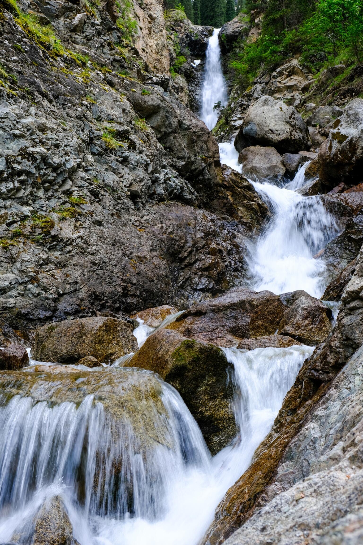 Wasserfall in der Barsko n-Schlucht in Kirgisistan