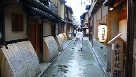 Das Stadtzentrum ist ein Ort, an dem Sie für das Nachtleben in Kyoto bleiben sollten