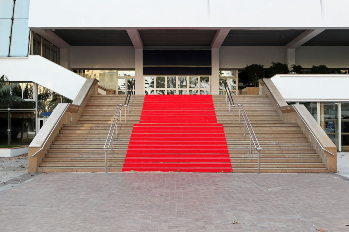 Berühmte rote Treppe in der Festivalhalle in Cannes