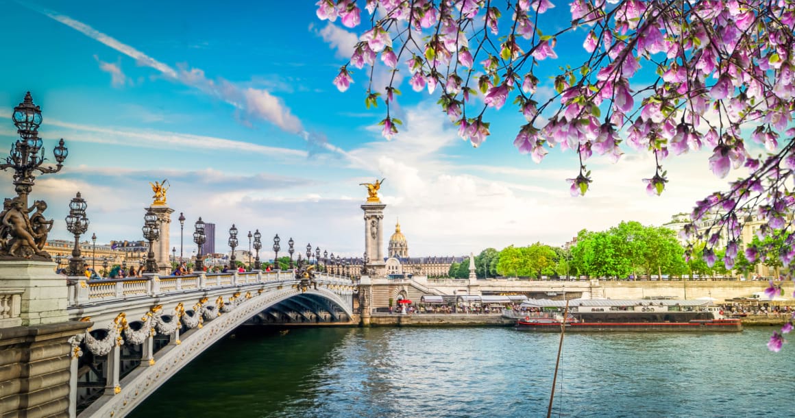 Brücke von Alexander III. Durch Senu in Paris
