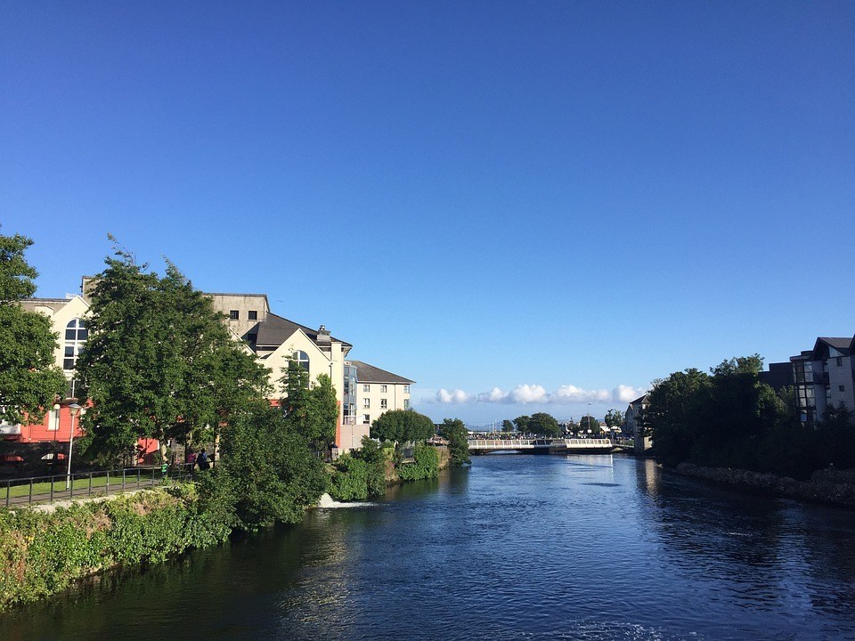 Blauer Tag mit Blick auf den Fluss in Gorea, Irland