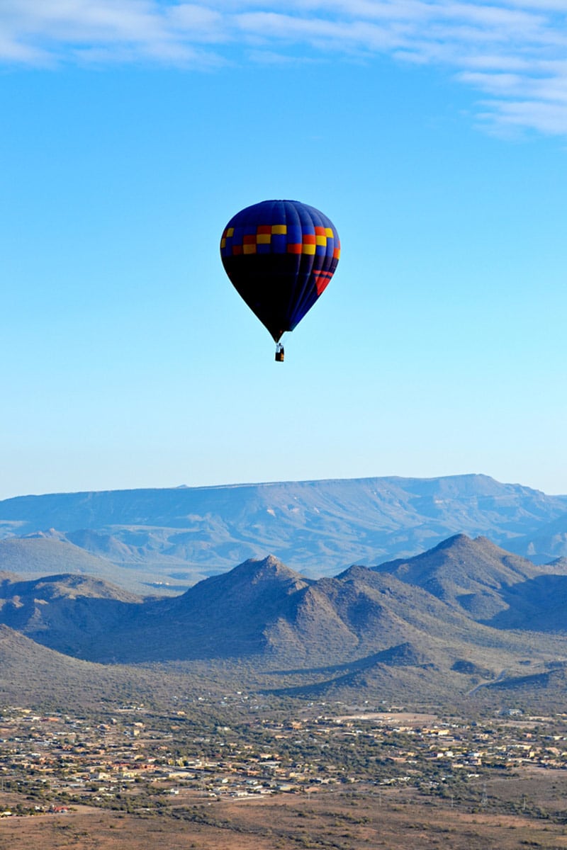 Heißluftballon über der Phoenix-Wüste