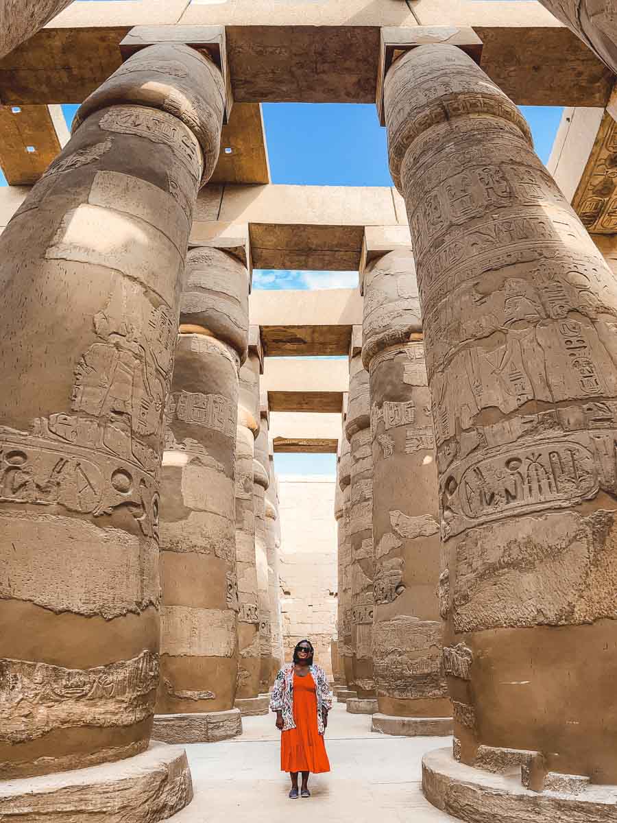 Julianna im Karna k-Tempel von Luxor
