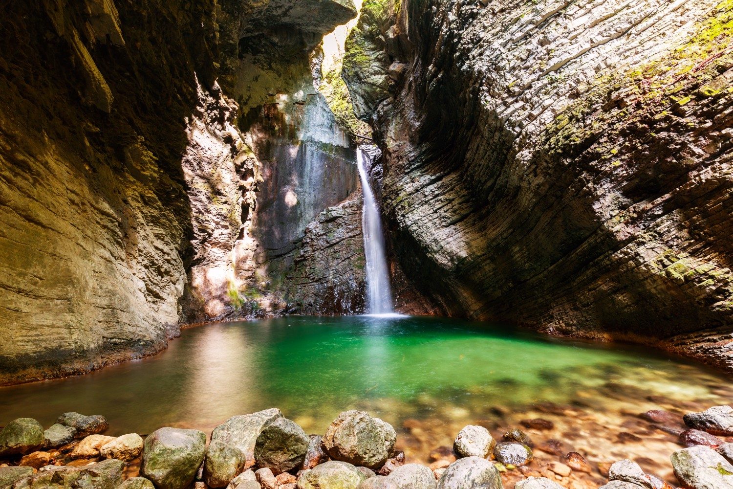 Schöner Kozya k-Wasserfall, Slowenien ist einer der Gründe für eine Wanderung durch Slowenien