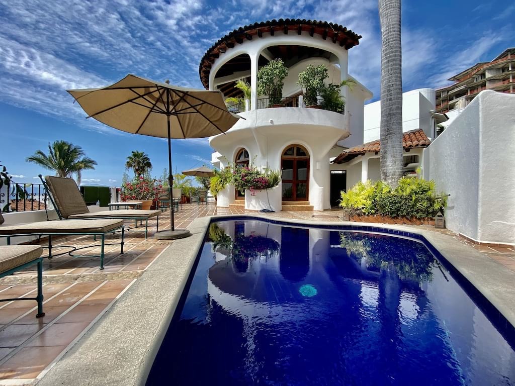 Luxuriöser 2-Spal-Hasenda mit einem Deck am Pool