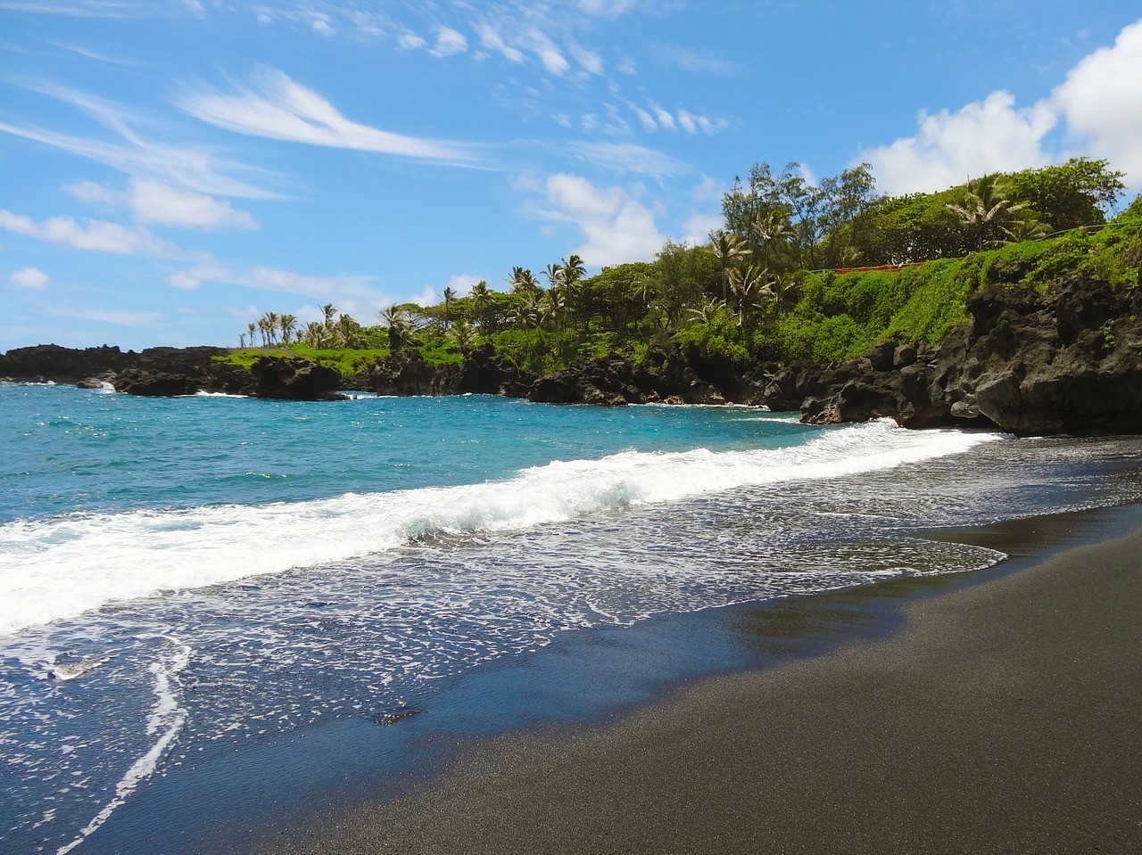 Strand mit schwarzem Sandpa'iloa, Maui