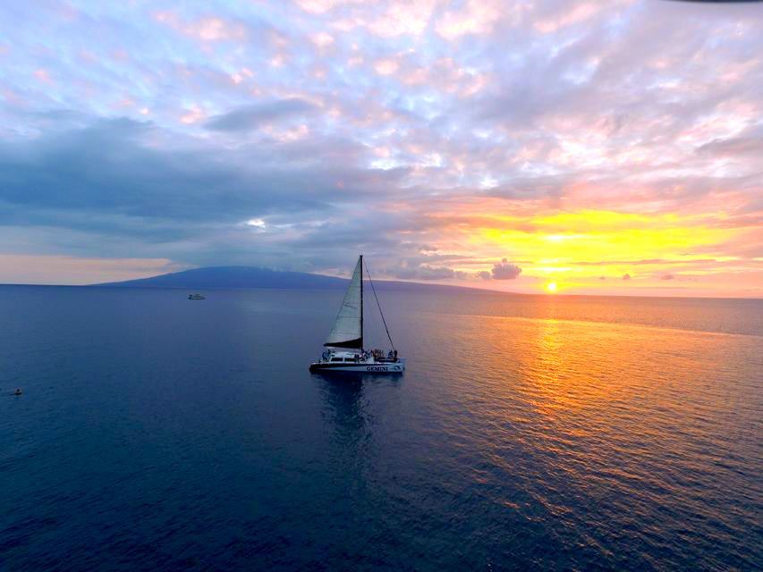 Kreuzfahrt bei Sonnenuntergang in Maui