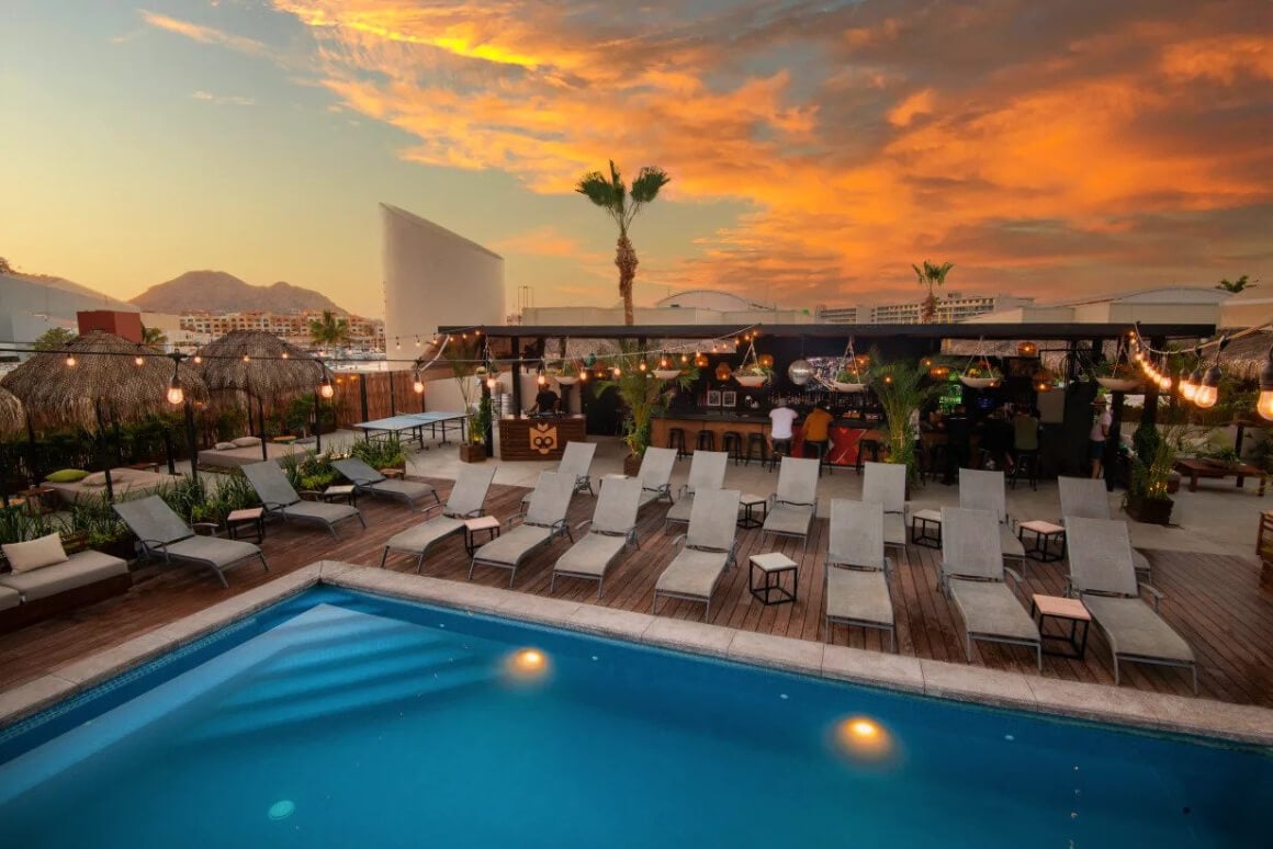 Blick auf den Pool im Maya Monkey Los Cabos Hotel