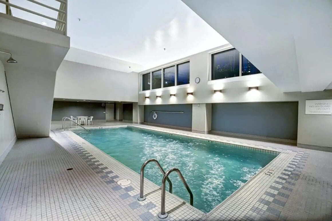Moderne Eigentumswohnung mit einem Pool