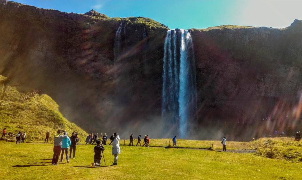 Sonniger Tag im Selilandsfos s-Wasserfall
