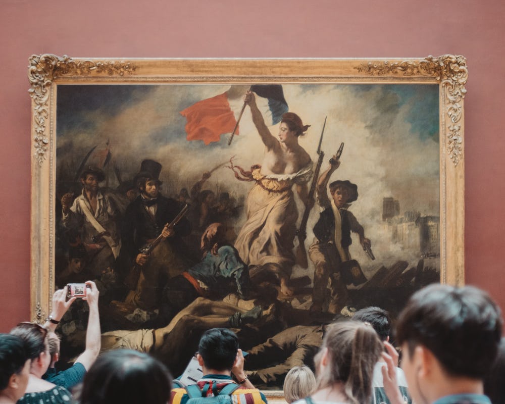 Achten Sie darauf, im Pariser Louvre zu beobachten