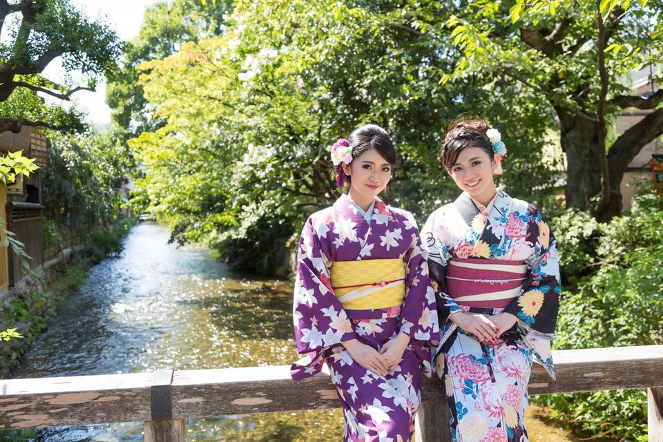 Das Mieten eines Kimonos ist eine beliebte Touristenaktivität in Kyoto