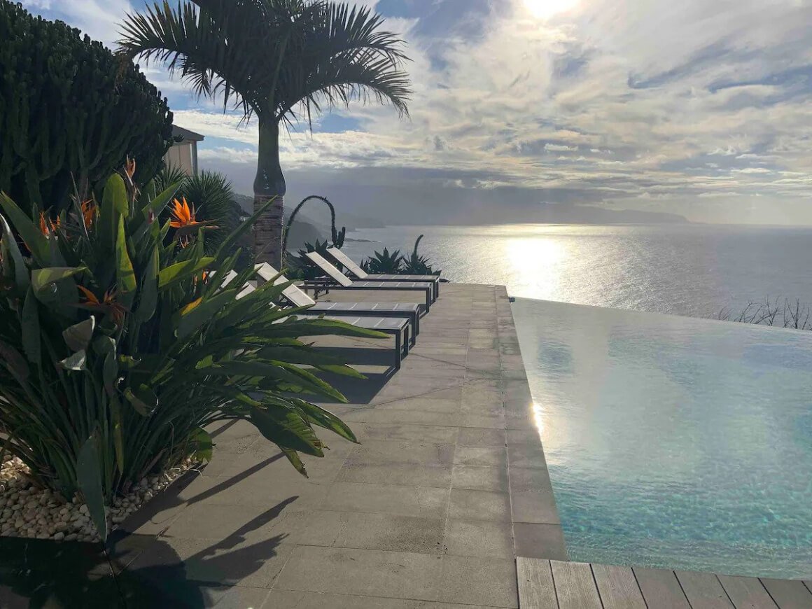 Villa in Santa Cruz mit einem Pool bei Sonnenuntergang