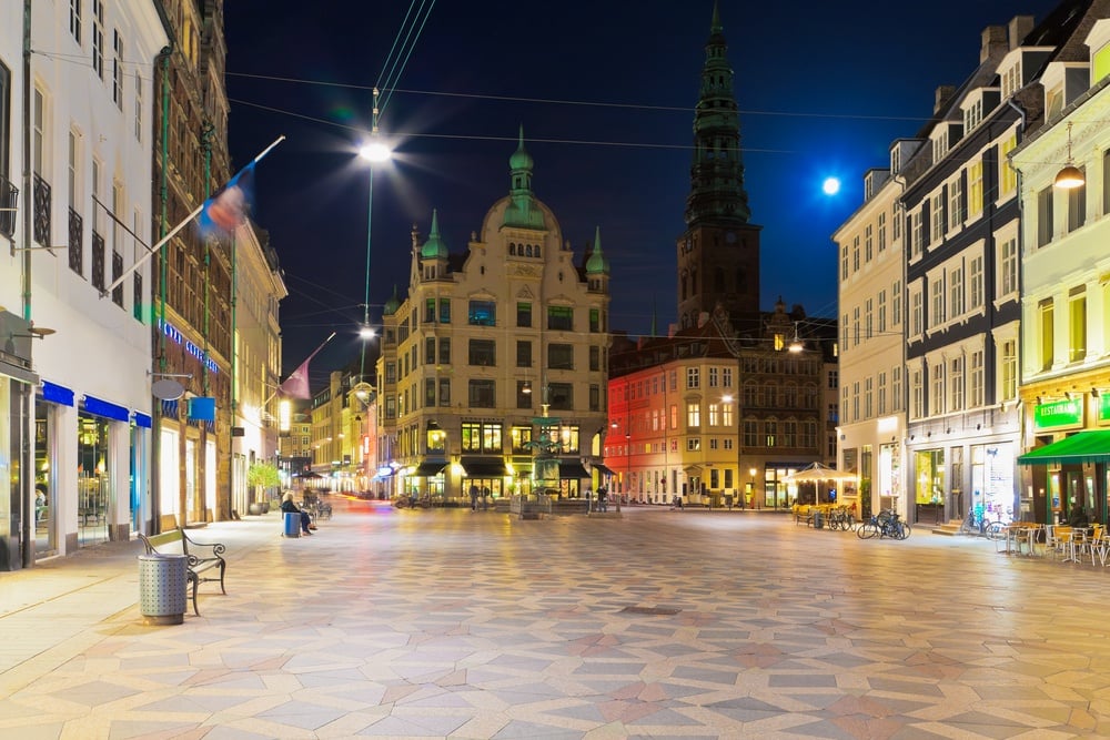 Siehe die Nacht Kopenhagen im Licht von Laternen