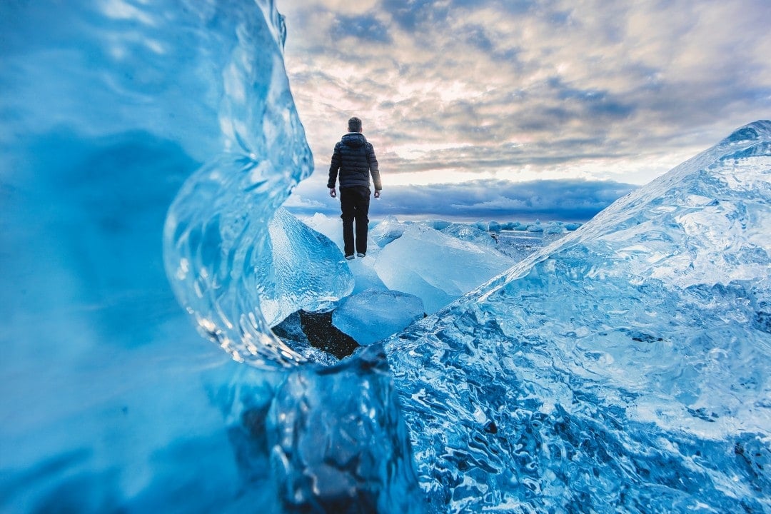 Der Mann bewundert Eisberg, während er die Ringstraße Islands entlang reist