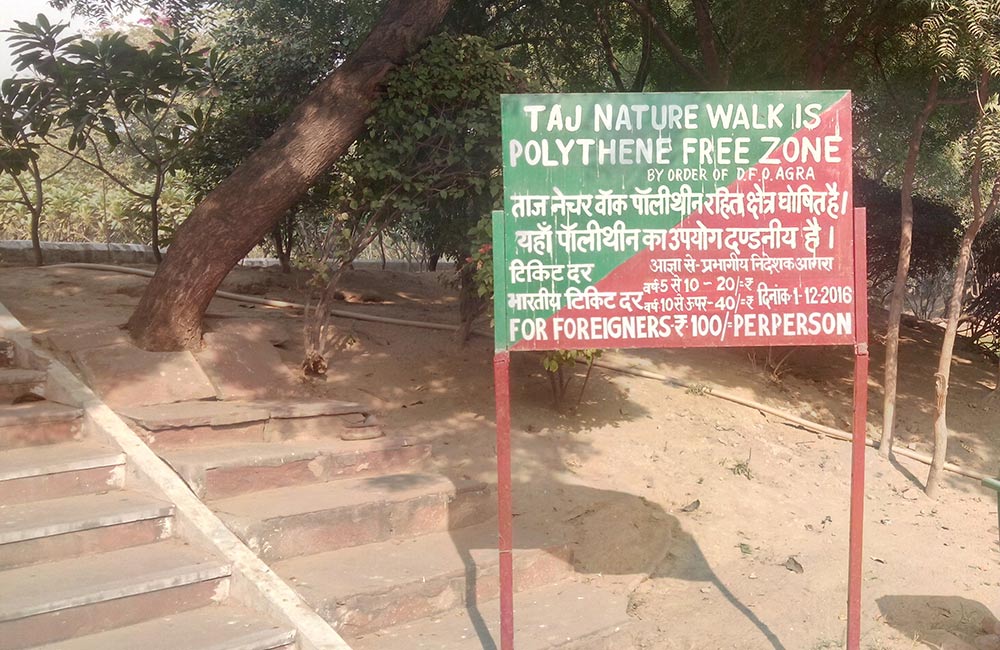 Gehen durch die Natur von Taja, Agra