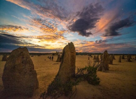 Genießen Sie einen epischen Sonnenuntergang in der Pinnacles-Wüste.