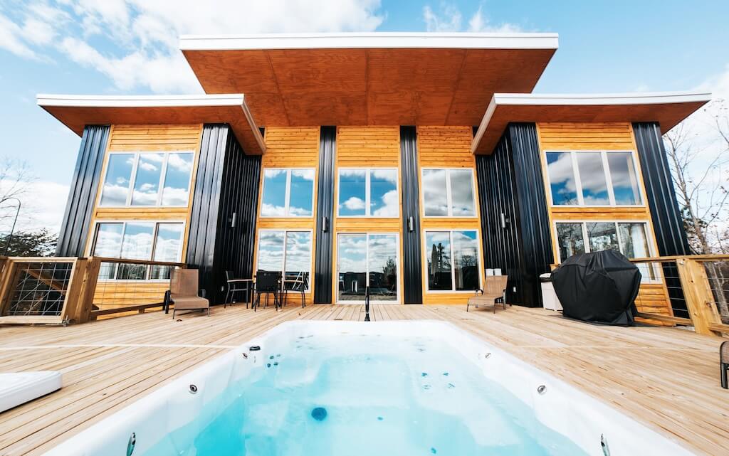 Ultramodernes 2-Sitzer-Haus in den Bergen mit einem Pool