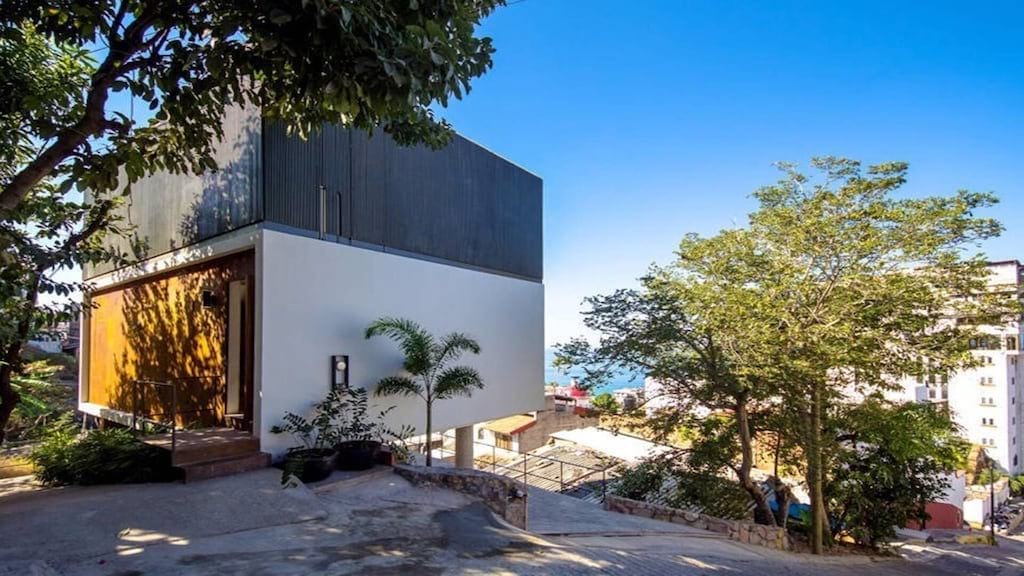 Ultrapeutisches Kubikhaus mit Blick auf den Ozean < spannweite> moderner 1-Spal-Eigentumswohnung mit einem Dachpool