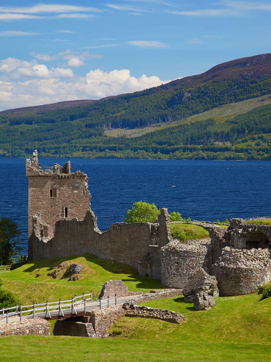 Urkhar t-Schloss in der Nähe des Lake Loch Ness