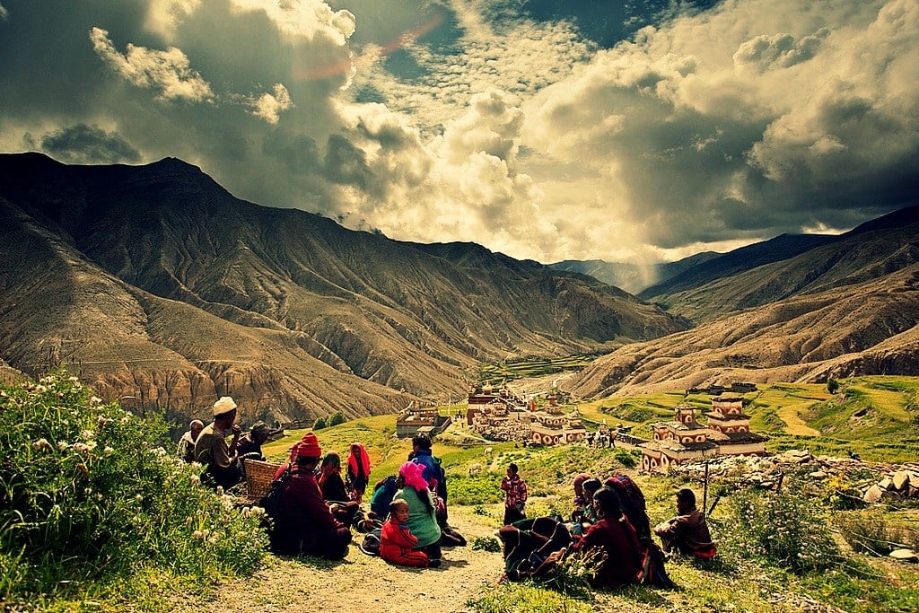 Die Familie im Dorf während des Aufenthalts im Pflegeheim in Nepal.