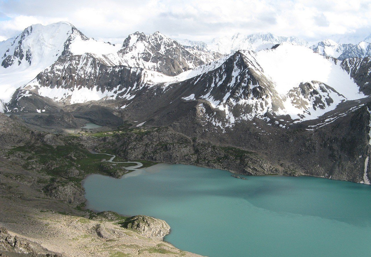 Schöner Gletschersee während des Fahrens in kirgisischer Sprache