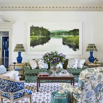 Eine ruhige Landschaftsfoto entspannt majestätische Formteile mit meisterhaft durchgeführten neuen modernen, weißen Wänden, einem Sofa grüner Samtes