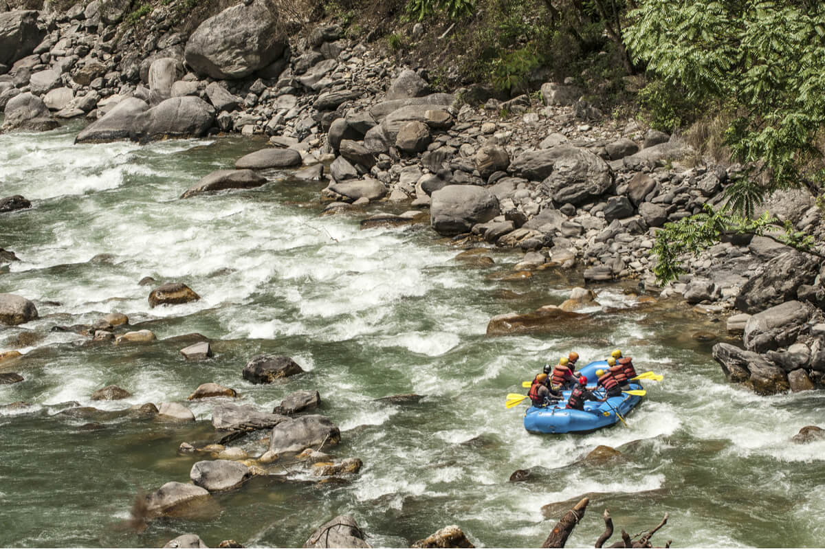 Eine Touristengruppe macht eine Legierung auf Weißwasser als Abenteuerveranstaltung in Nepal