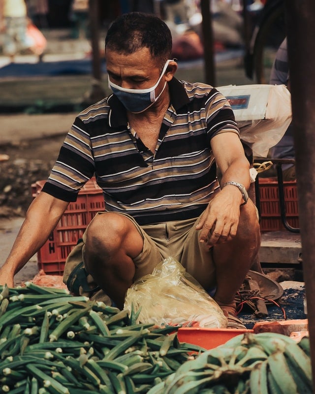 Ein Mann verkauft Gemüse auf dem örtlichen Straßenmarkt in Nepal