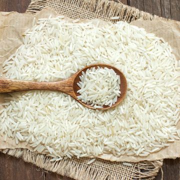 Basmat i-Reis mit einem Löffel