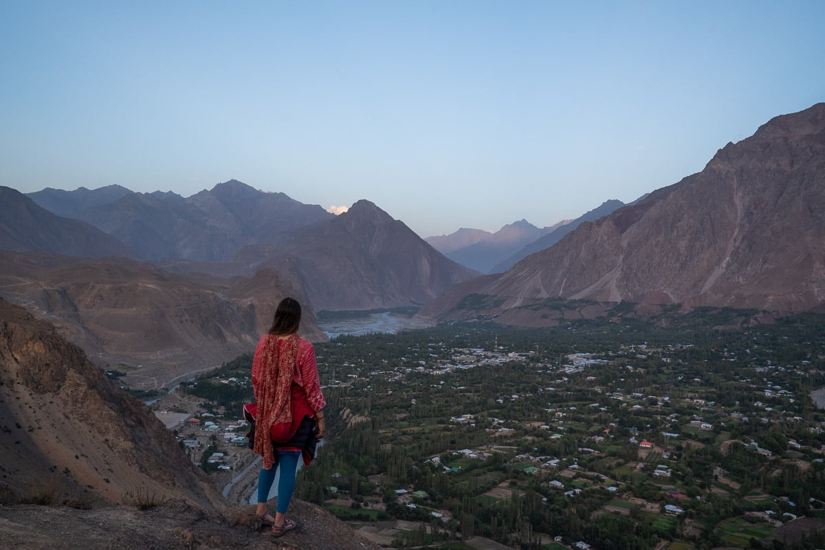 Mädchen mit Blick auf Buni in Chitral während einer Reise nach Pakistan