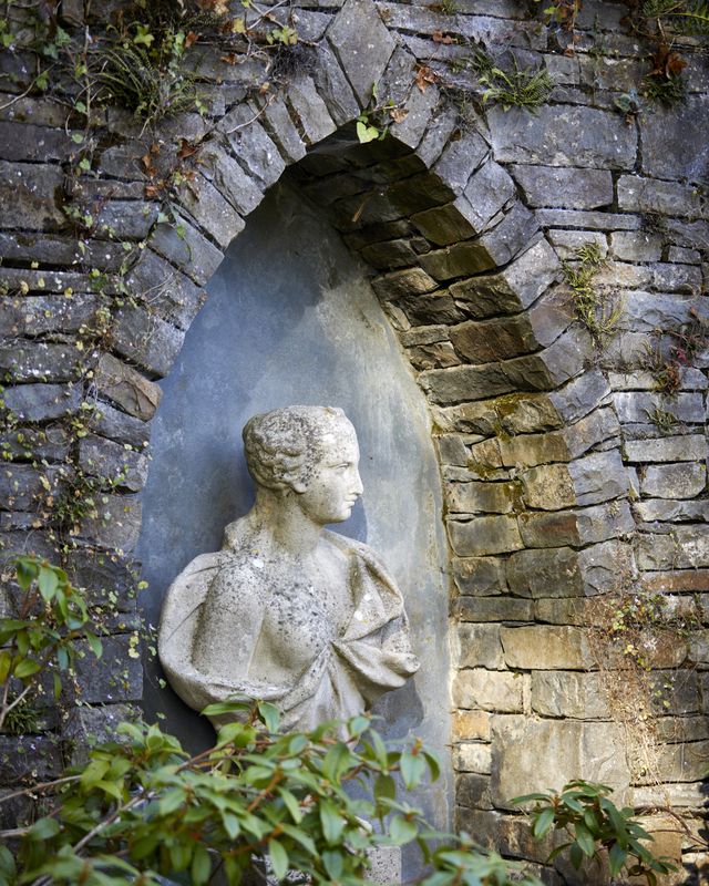 Castle Castle in Irland, die der Landschaftsdesignerin Katherine Fitzgerald gehört, befindet sich in der Nische auf der Old a-Terrace, benannt nach ihrer ehemaligen Managerin Katherine's Mutter, und ist ein klassischer Herm, der von ihrem Ehemann Desmond gefunden wurde.
