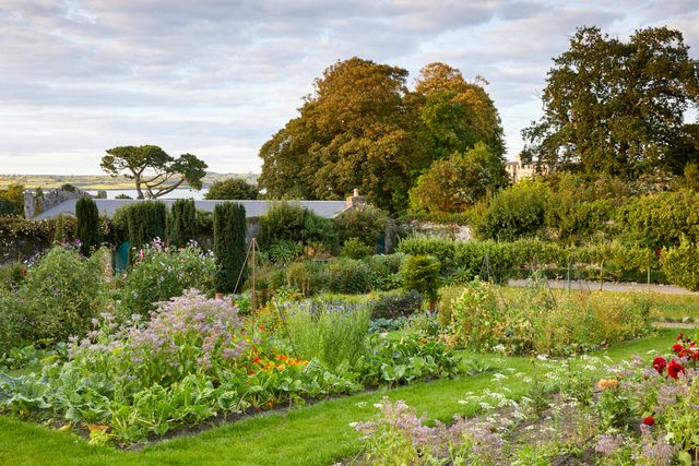 Der Garten, umgeben von einer Wand im Schloss von Ton in Irland, das der Landschaftsdesignerin Katherine Fitzgerald gehört