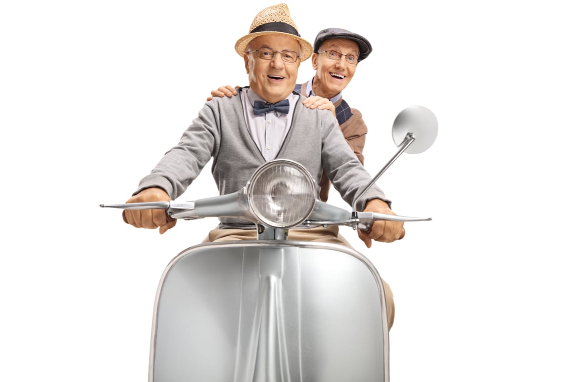 Zwei ältere Männer auf einem Motorrad reisen zusammen mit Schwulen.