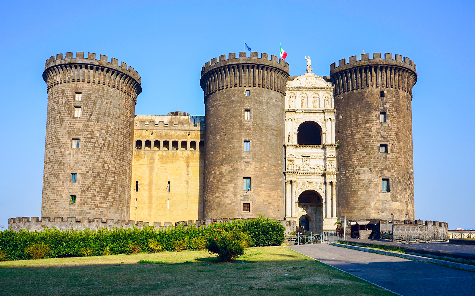 Mittelalterliche Schloss Nuovo im Zentrum von Neapel