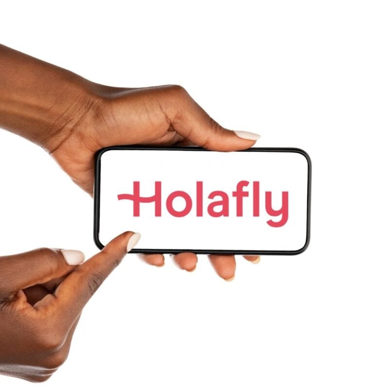 Modell eines Mannes mit Smartphone auf weißem Hintergrund mit Holafly-Logo