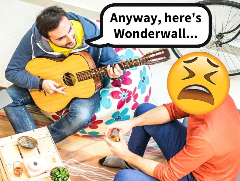 Ein Mann, der unglücklich ist, das Lied für die Gitarre zu hören, mit dem Gesicht von Emoji