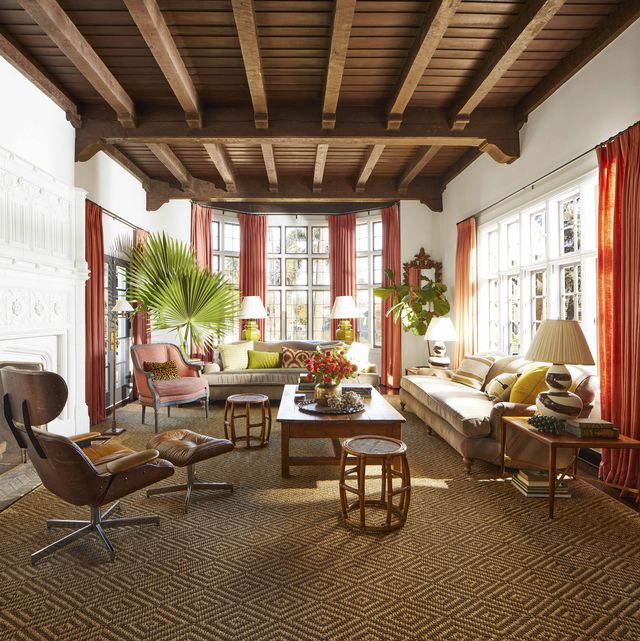 Angesichts des Familienzimmers, ein paar englische Sofas auf Walzen, ein französischer Stuhl und ein Deckstuhl Eames