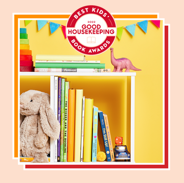 Weißes Buchregal mit Kinderbüchern, Stoffkaninchen und Spielzeug