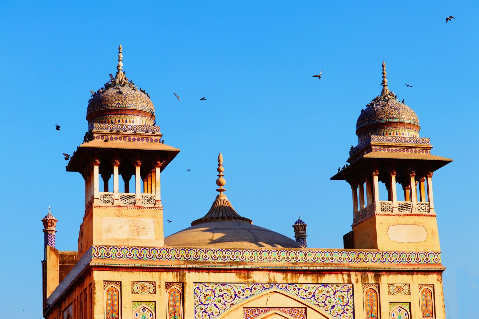 Die alte Moschee in Lahore mit manuellem Gemälde, die während einer Reise nach Pakistan zu sehen ist